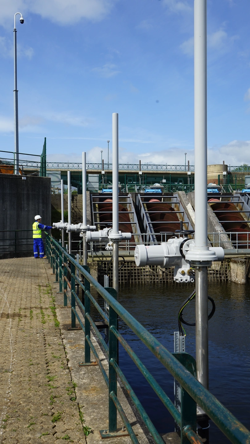 <p>Site image, IQ3 with IB gearboxes on a Modbus TCP control network, Remote Hand Station (RHS), water adventure Tees Barrage Park in the UK, penstocks, Rotork Site Services (RSS)</p>